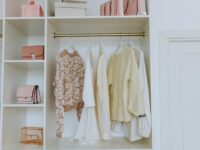Garderoba kapsułowa – obowiązkowe pozycje w damskiej szafie